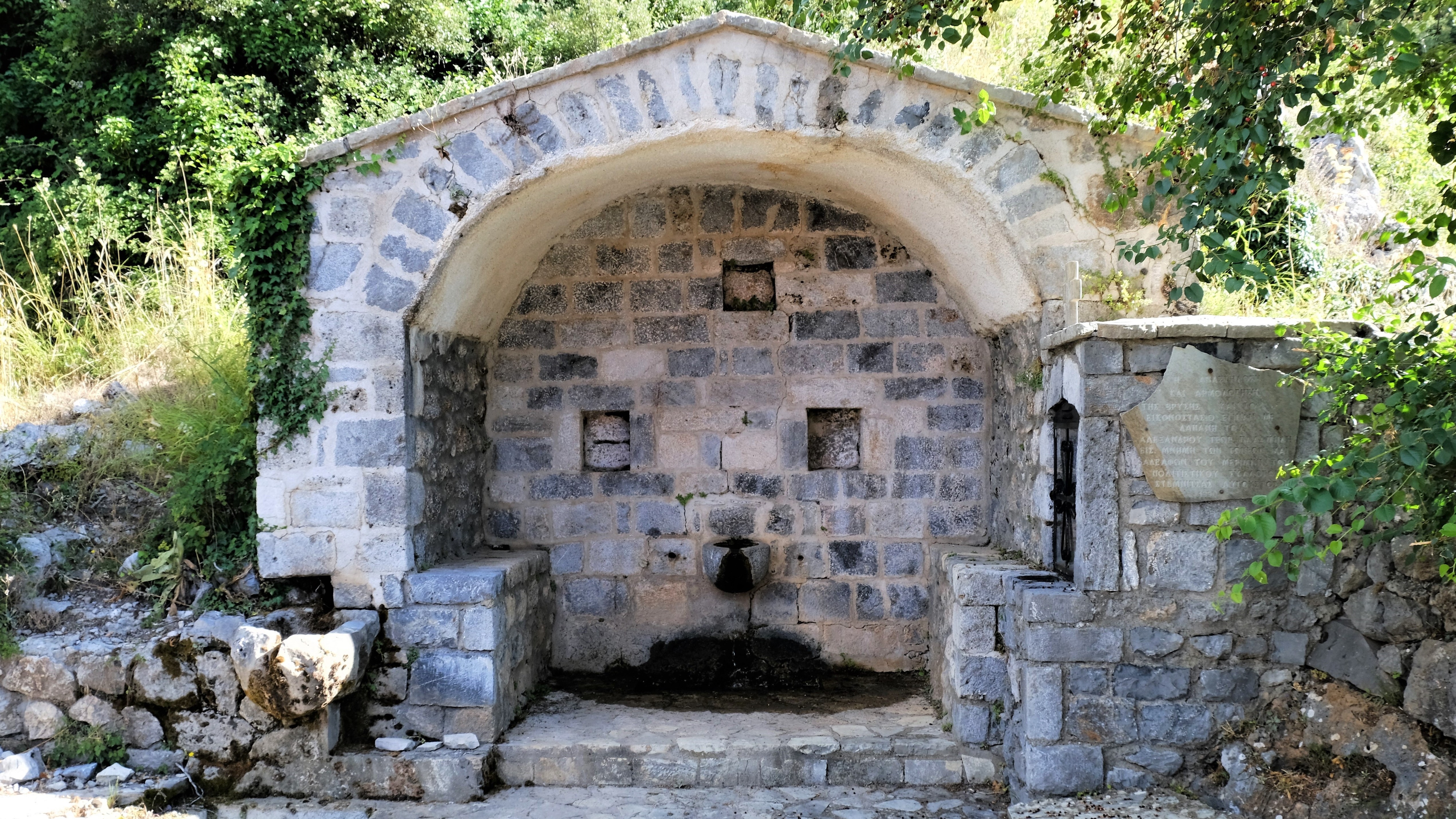 Το «Αμίλητο Νερό» και οι Μοίρες: Τα έθιμα στις βρύσες της Στεμνίτσας
